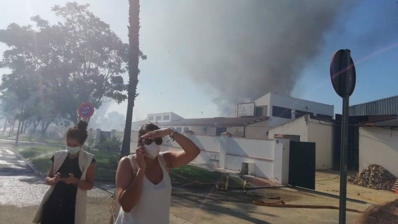 La alcaldesa de Almonte llama a la calma tras controlarse el incendio a la entrada del pueblo