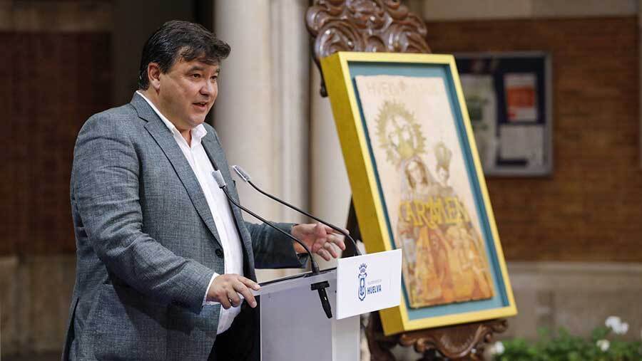 El Ayuntamiento acoge la presentación del cartel y programa de la festividad carmelita organizada por la Hermandad de Nuestra Señora del Carmen de Huelva