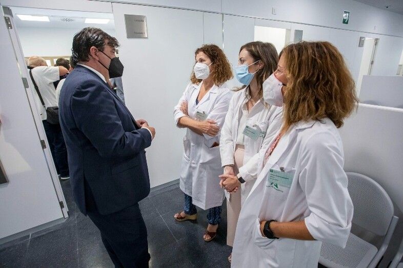 Juanma Moreno inaugura el Centro de Salud de Isla Chica y anuncia obras sanitarias en Huelva por valor de 112 millones de euros