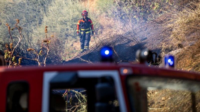 Vuelven los desalojados por el incendio del Conquero tras quedar extinguido por completo