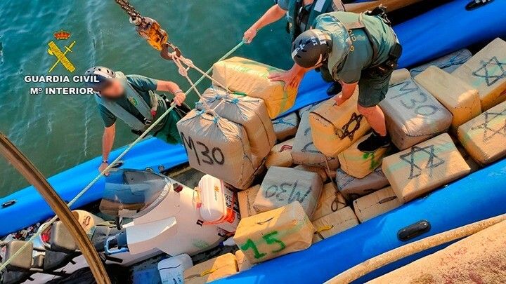 La Guardia Civil da caza a una 'goma' cargada de hachís tras una hora de persecución en alta mar frente a Ayamonte