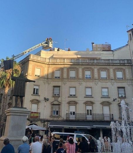 Un problema en la campana extractora de un restaurante provoca una intensa humareda en la plaza de las Monjas