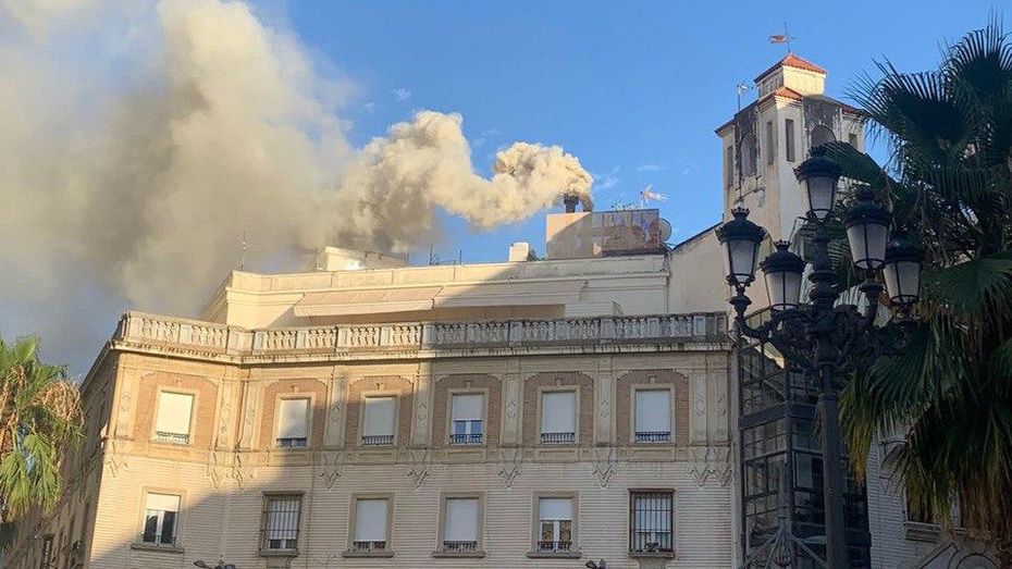 Un problema en la campana extractora de un restaurante provoca una intensa humareda en la plaza de las Monjas