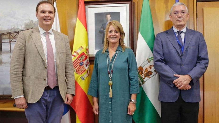 La presidenta del Puerto recibe la visita del cónsul de Francia en Sevilla