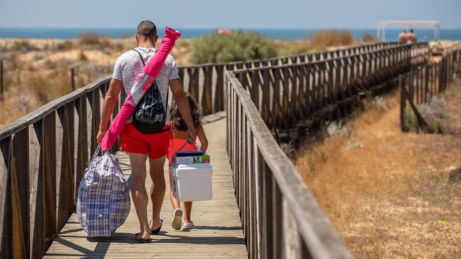 La playa del Espigón estrena la bandera 'S' de calidad recién creada