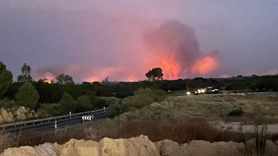 Una decena de personas se encuentra realojada en el polideportivo de Rociana por el incendio declarado en Bonares