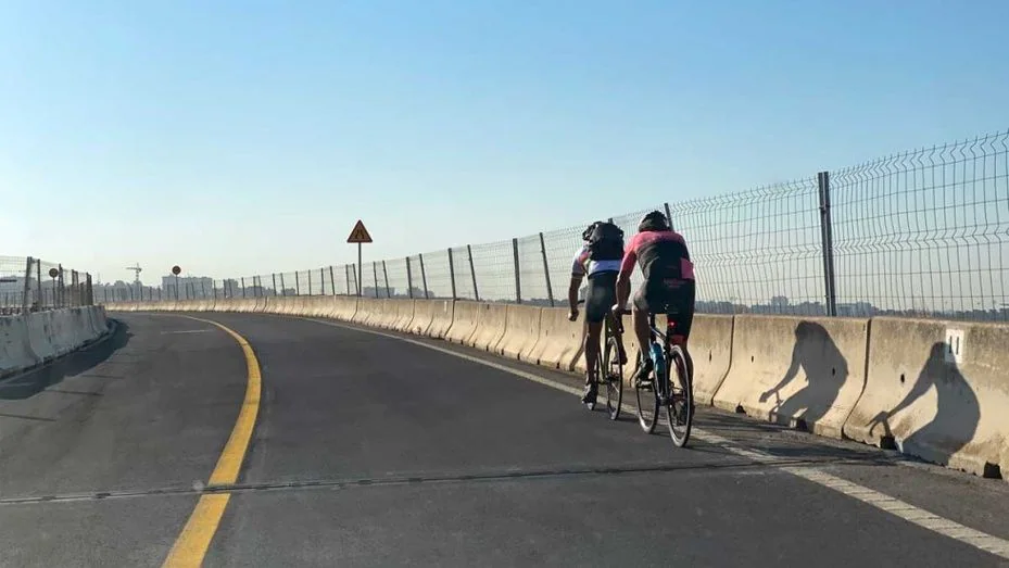 El runrún: Ciclismo furtivo en el puente sifón