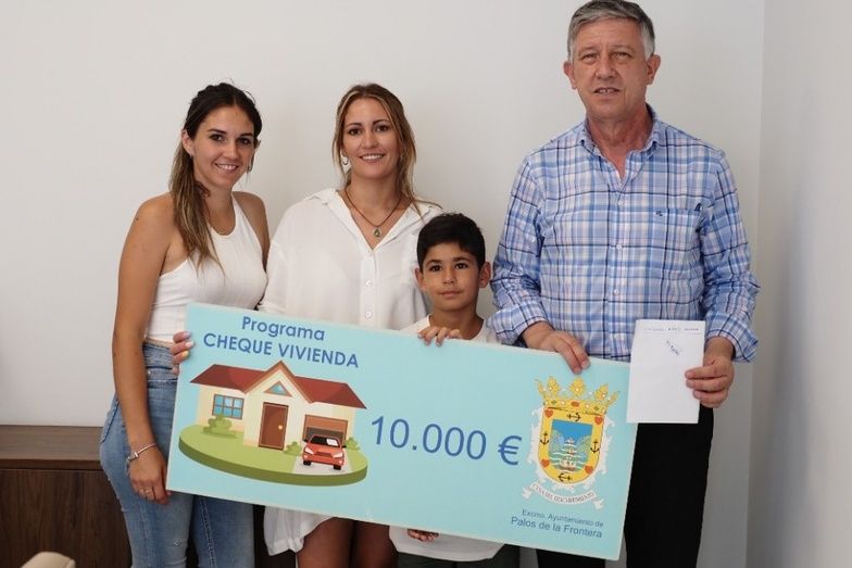 Palos entrega otros cuatro cheques para la compra de una primera vivienda
