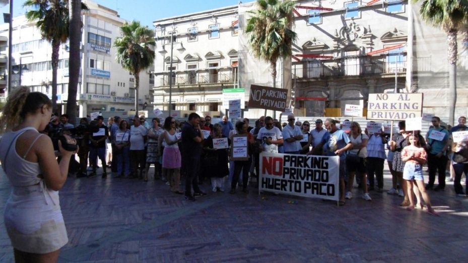 Los vecinos del Huerto Paco reivindican conservar el aparcamiento gratuito del barrio