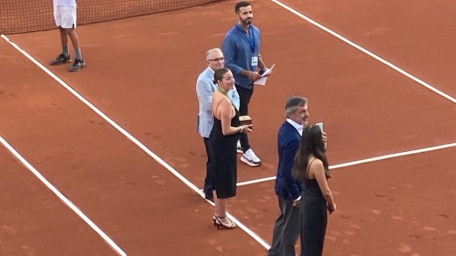 Emilio Sánchez Vicario recibe “muy emocionado” la medalla de oro del Recreativo de Huelva 