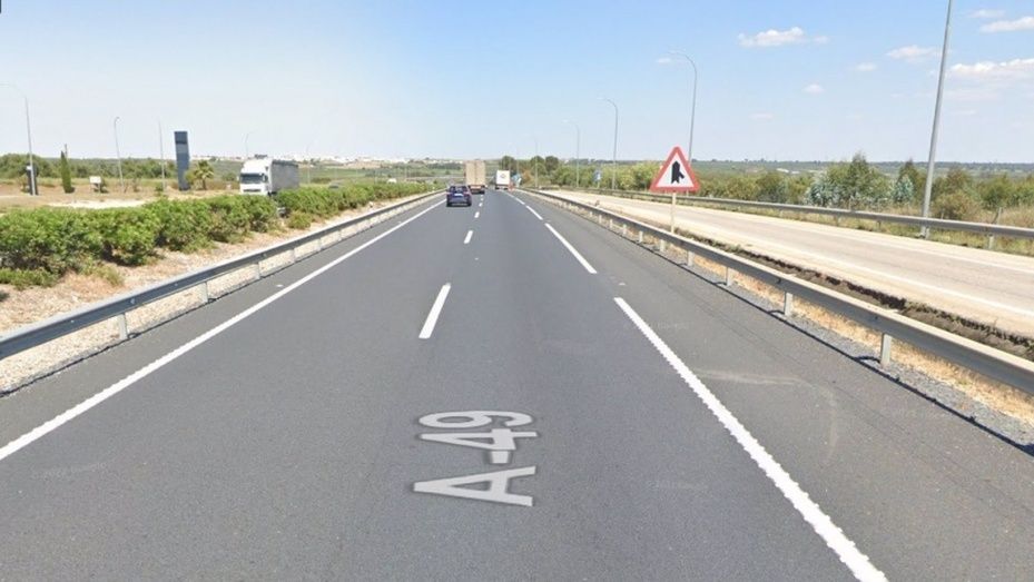 El incendio de un vehículo obliga a cortar un carril de la A-49 a la altura de Bollullos
