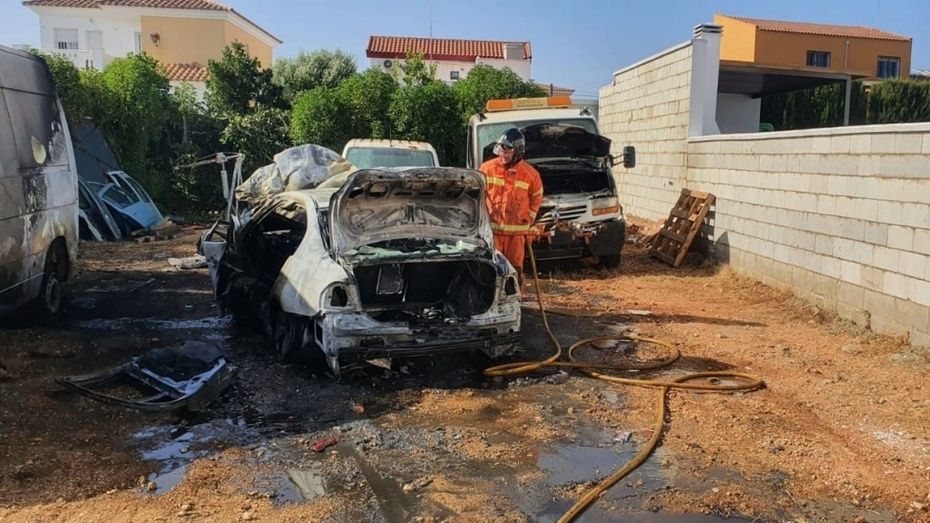Arden varios vehículos en la urbanización Villa Antonia de Ayamonte