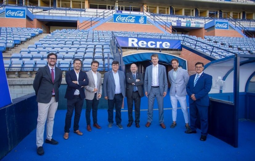 El embajador británico en España se impregna de la historia del Decano