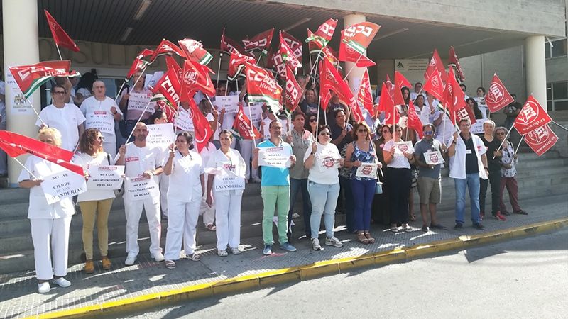 Más de un centenar de trabajadoras de los hospitales se concentran contra la privatización de servicios