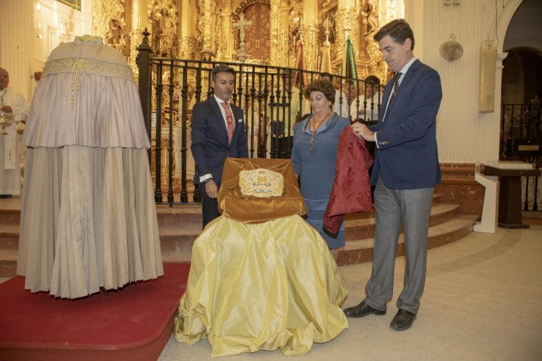 Bendecidos el pañito y el capote que cubrirán a la Virgen del Rocío y al Pastorcito en su traslado hasta Almonte
