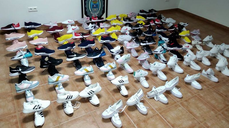 Nueva intervención policial contra un 'top manta' que vendía 84 pares de zapatillas falsificadas