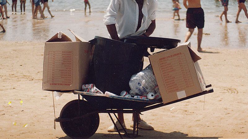 Vendedores ambulantes atacan en la playa a dos policías de Punta Umbría