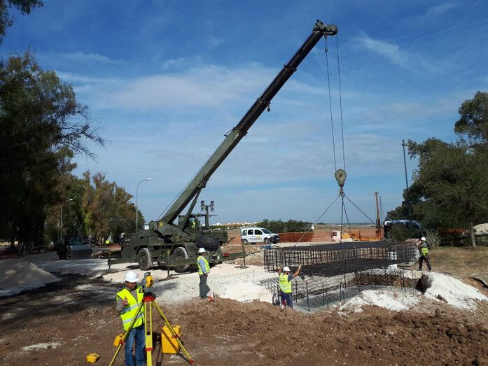 Defensa tiende un puente tipo 'Bailey' junto al de los Olivarejos para mejorar el recorrido para la Venida de la Virgen