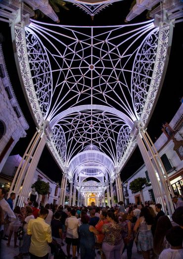 El encendido de la catedral efímera ilumina la espera del pueblo de Almonte
