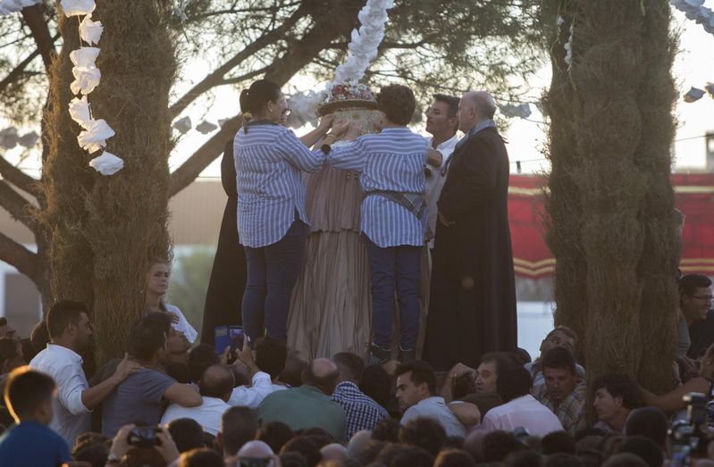 La Virgen del Rocío se despide de la aldea y se dirige a Almonte por el Camino de los Llanos