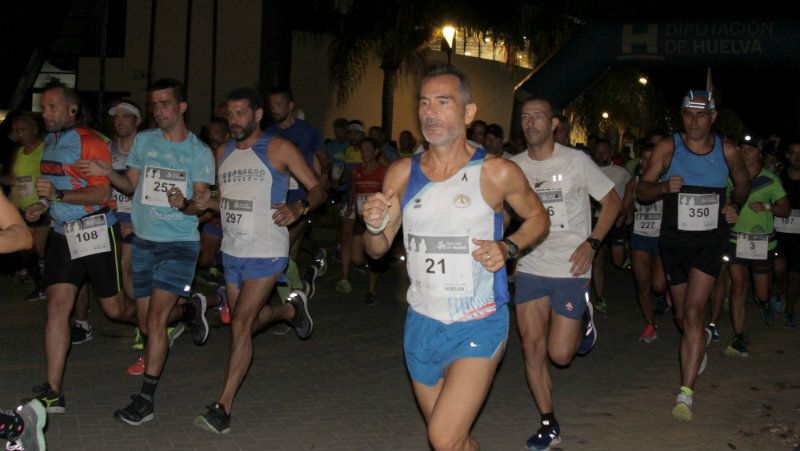 Casi 450 atletas compiten esta noche en la VI Carrera Nocturna 'Entorno de La Rábida'