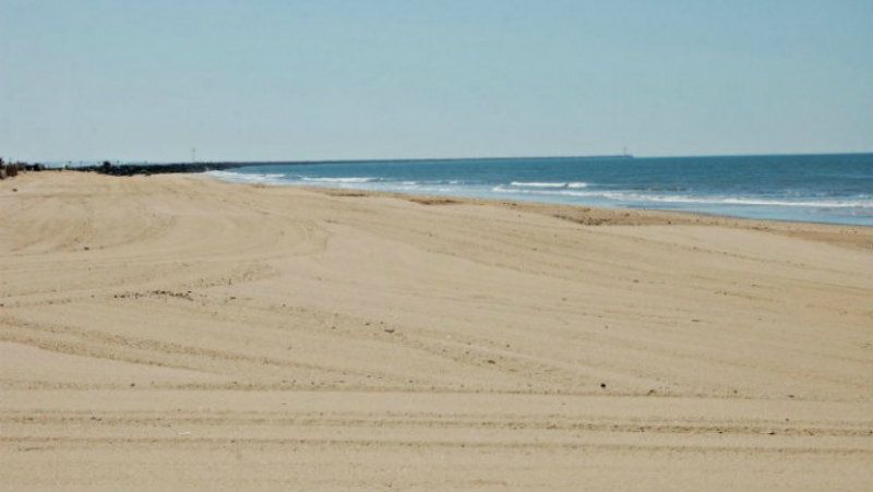 Disueltas la manchas que provocaron la prohibición de bañarse en la playa del Espigón