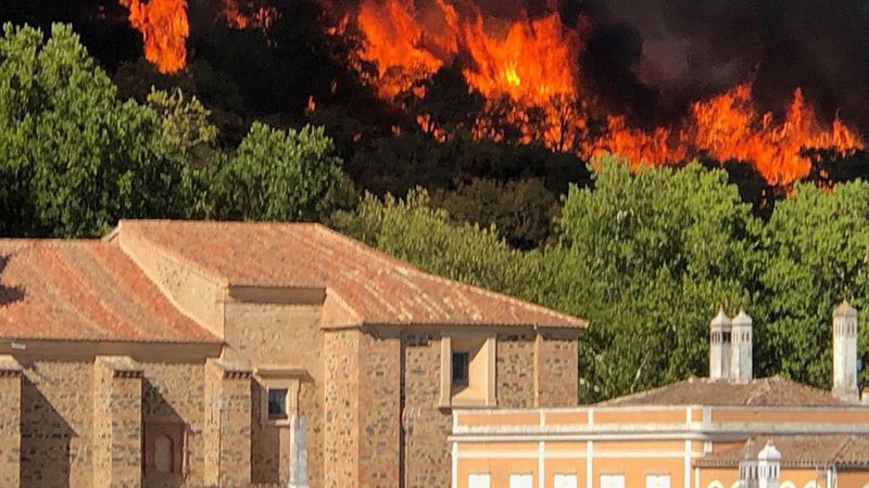 El incendio declarado en Almonaster la Real obliga a evacuar el pueblo