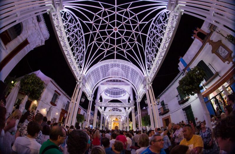 El encendido de la catedral efímera ilumina la espera del pueblo de Almonte