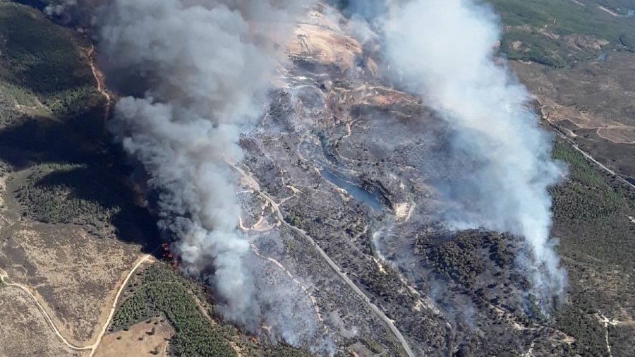 El fuego calcina los alrededores de dos aldeas de Almonaster y el alcalde ve 'dantesca' la situación