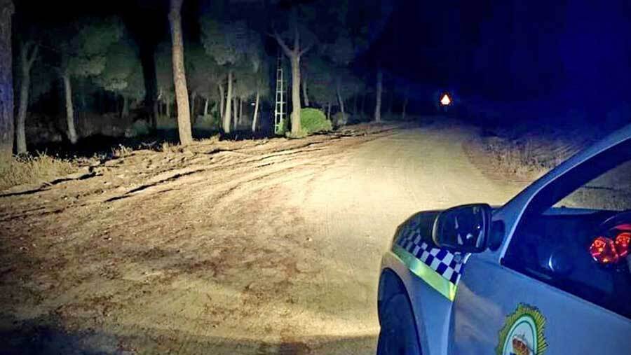 La policía de Aljaraque localiza de noche a un ciclista perdido y sin agua en el pinar de la localidad