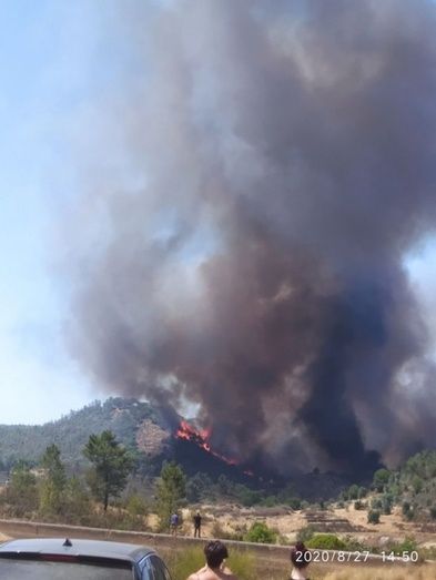 Más de cien efectivos y 19 aeronaves luchan contra el incendio de Almonaster