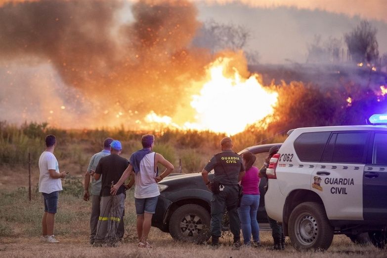 El alcalde de Almonaster afirma que el incendio afecta a 'más de mil hectáreas'