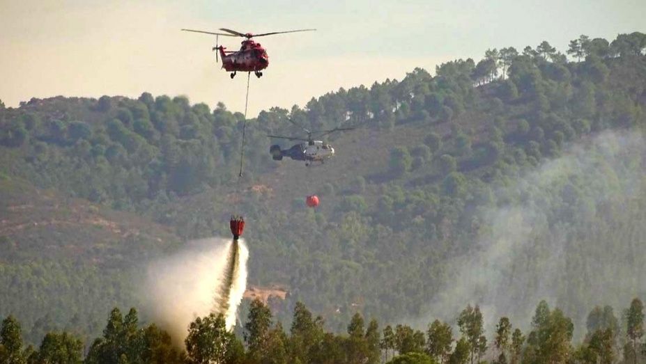 El incendio cuenta aún con cinco focos activos y de momento se mantendrán los desalojos
