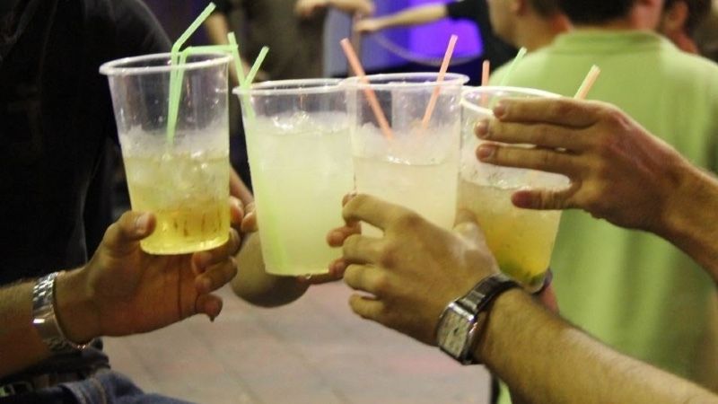 Decretan el cierre de un pub de Bollullos abierto de madrugada y tras sorprender a 50 personas sin mascarillas y bebiendo en la calle