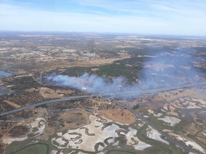 Estabilizado el incendio forestal del paraje ayamontino de Costa Esuri