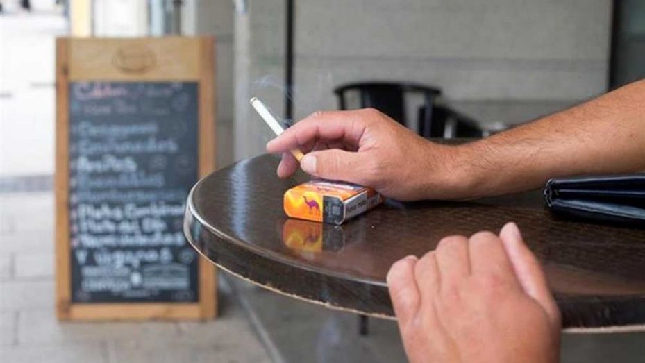 El Gobierno prohíbe fumar en la calle y cierra las discotecas