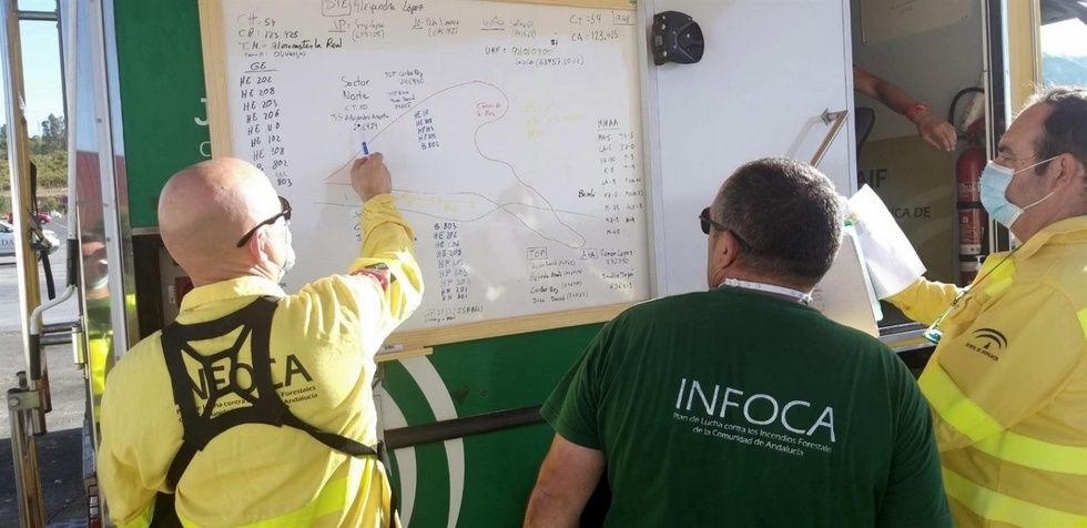 Más de cien efectivos y 19 aeronaves luchan contra el incendio de Almonaster