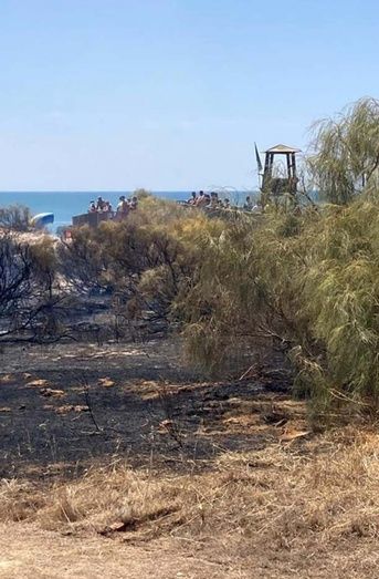 Alarma en la playa de Islantilla por un incendio declarado junto al paseo marítimo