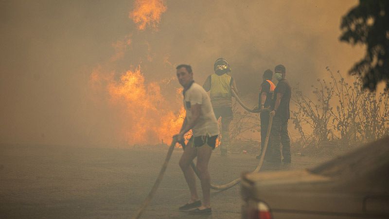 Paralizan los desalojos por el incendio en Lucena: el pueblo no corre peligro