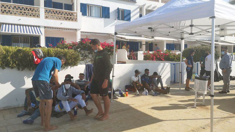 Los inmigrantes llegados en cayuco tendrán que guardar cuarentena tras dar uno positivo por Covid-19