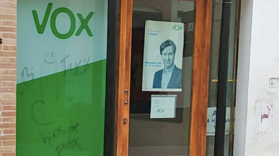 VOX denuncia la pintada de unos genitales con un mensaje grosero en la fachada de su Oficina Municipal