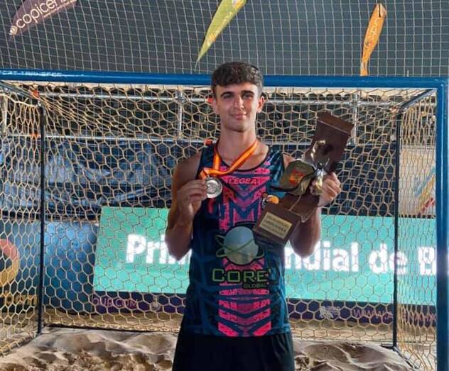 Tres jugadores moguereños se proclaman campeones de España de balonmano playa