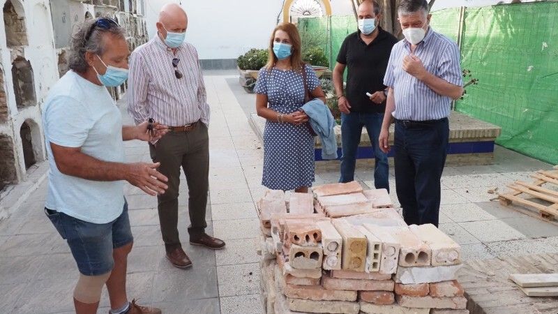 Trabajos para acondicionar la entrada al cementerio municipal de Palos