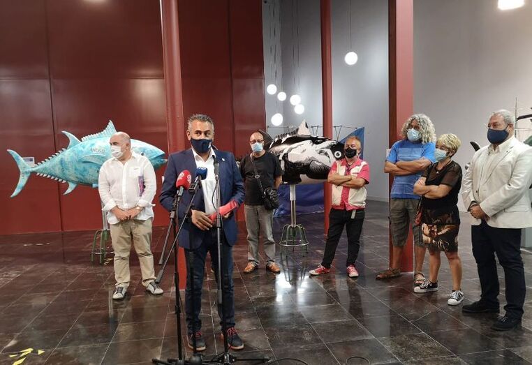 Doce artistas dan su toque a esculturas de atunes que acabarán en las calles de Isla