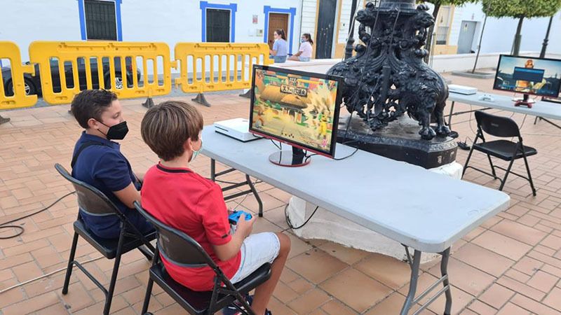Exitosa feria de videojuegos en la plaza del Salvador de Ayamonte