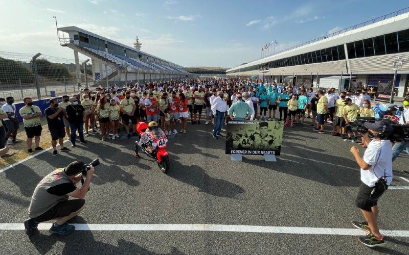 Reconocimiento mundial a Hugo Millán en el circuito de Jerez, donde se retiró su dorsal
