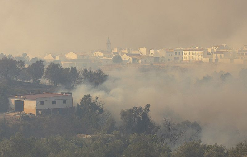 Paralizan los desalojos por el incendio en Lucena: el pueblo no corre peligro