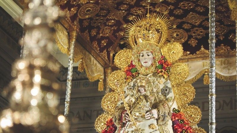 La Virgen del Rocío viste el traje de los Montpensier donado por la condesa de París