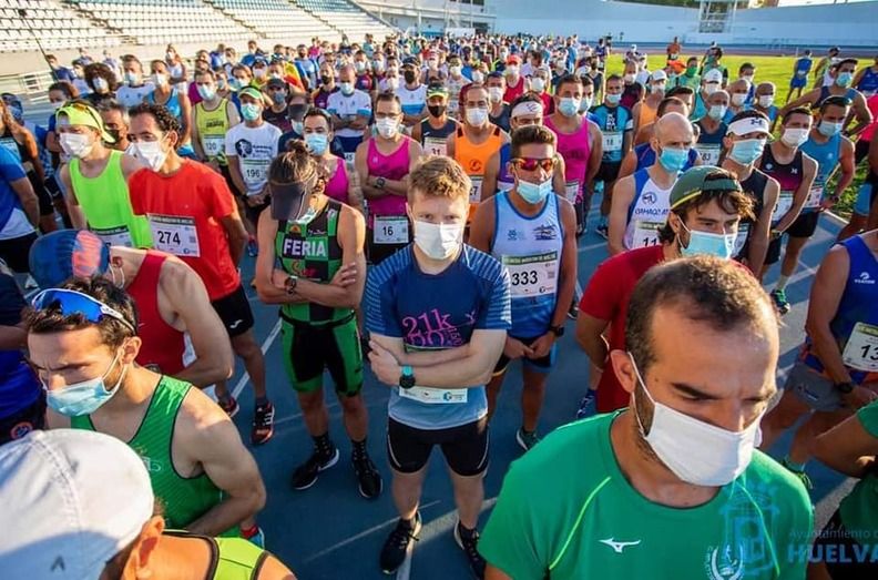 Francisco J. Martín Buceta y Elena Holguera se imponen en la VIII Media Maratón de Huelva