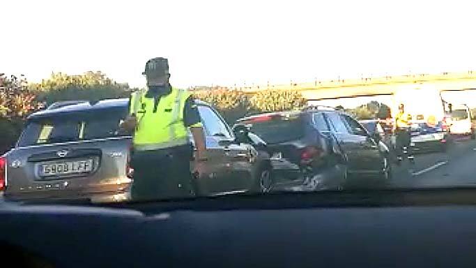 Un accidente múltiple causa retenciones kilométricas en la A-49